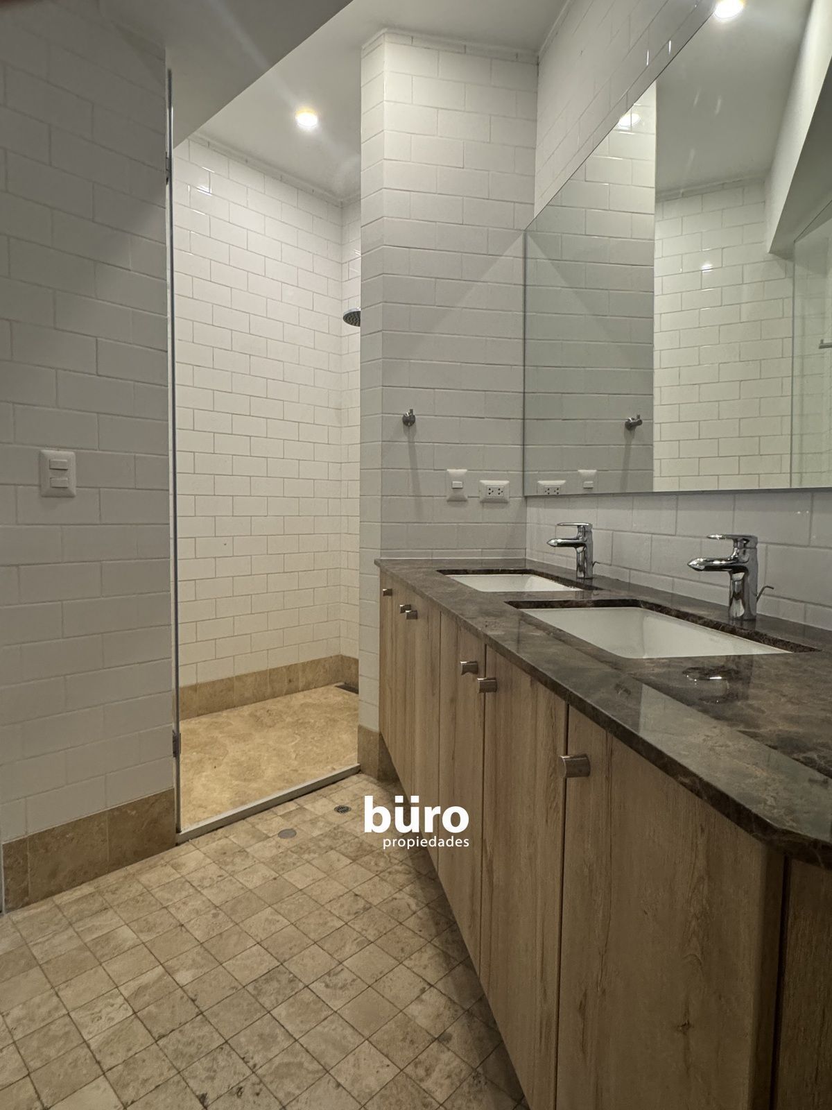 13 de 21: Baño dormitorio principal con doble lavatorio.