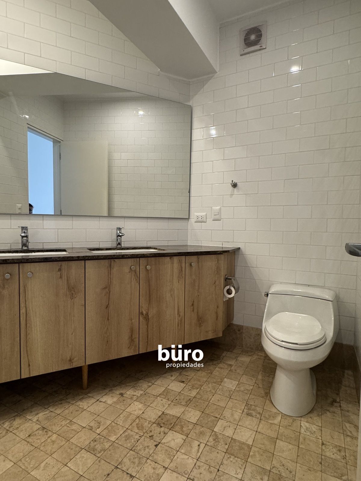12 de 21: Baño dormitorio principal.