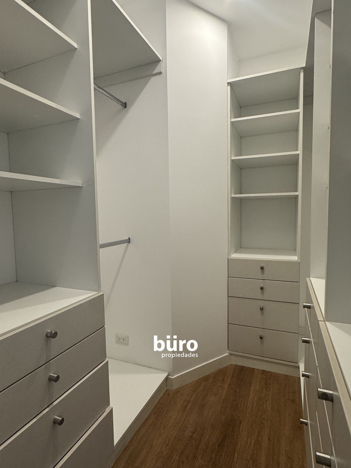 16 de 21: Walking closet dormitorio principal.