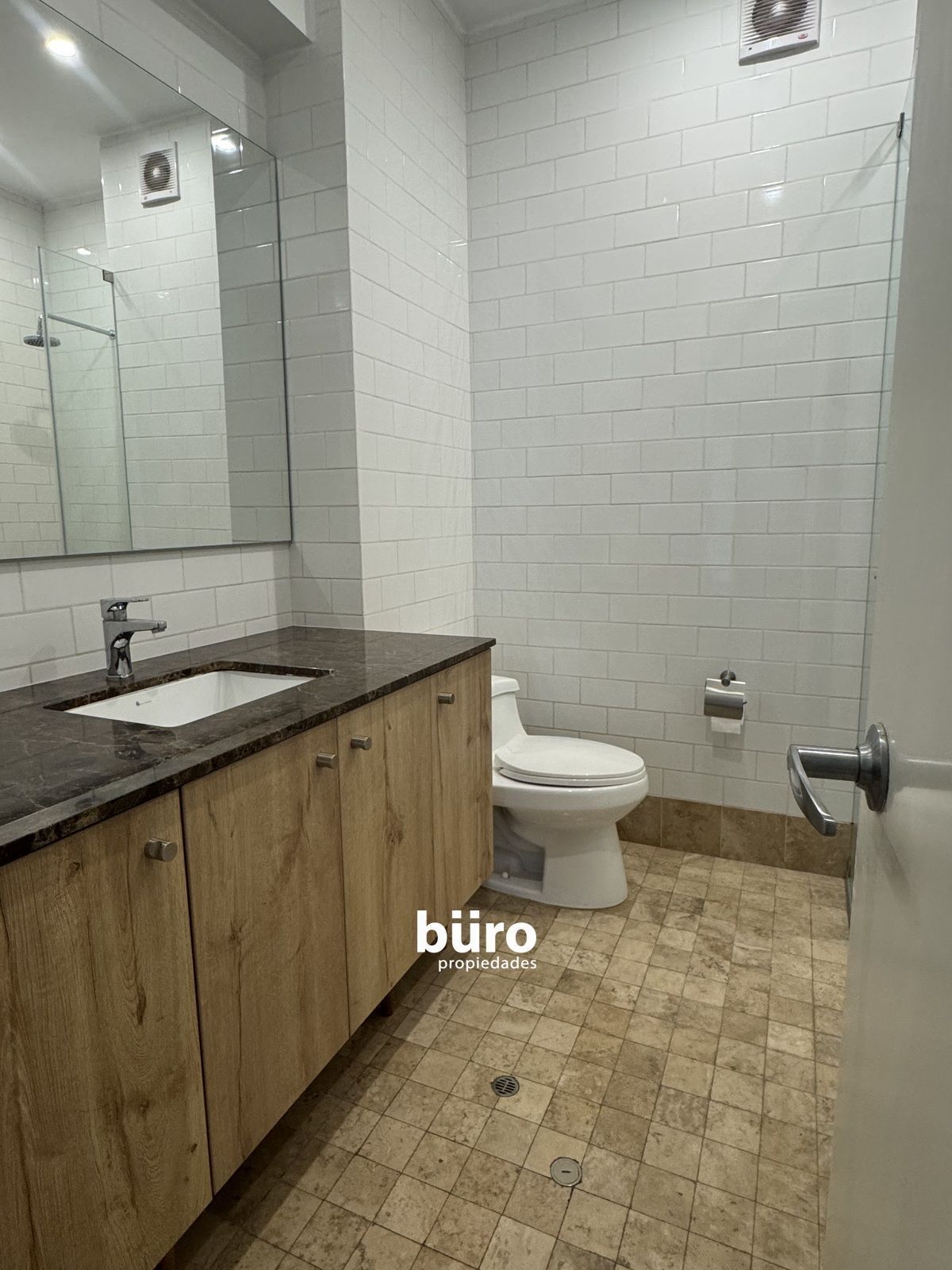 17 de 21: Baño dormitorio secundario.
