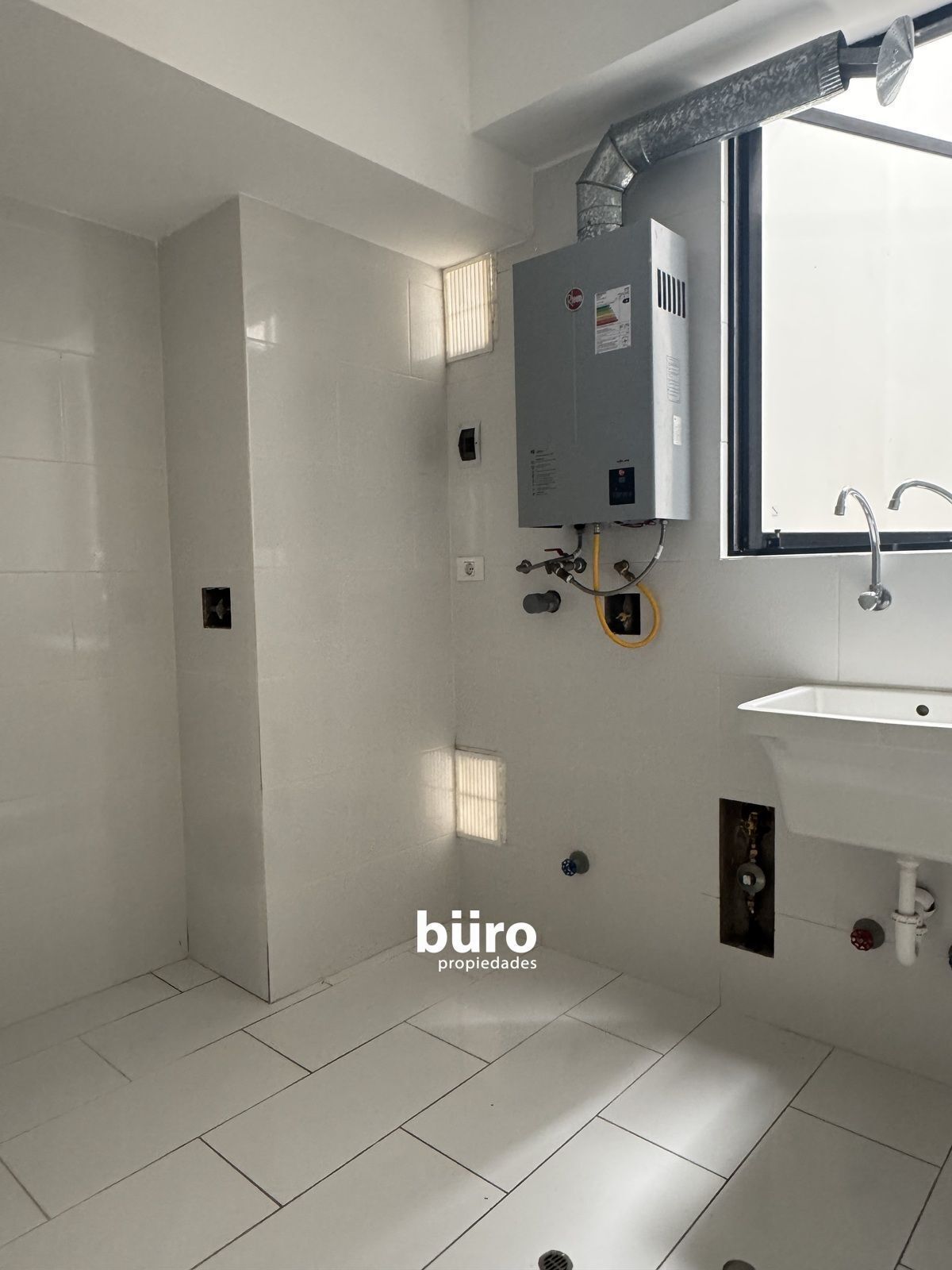 18 de 21: Lavandería con buena ventilación y luz natural.