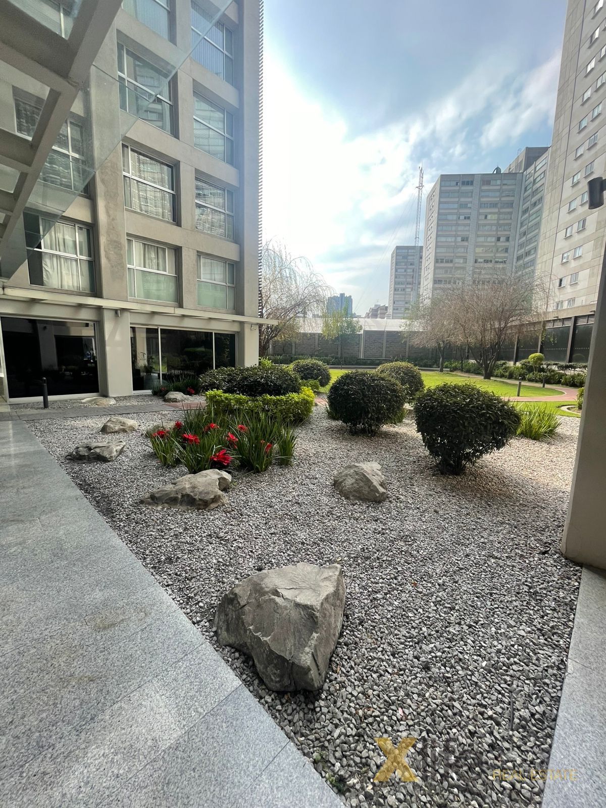 2 of 28: Amenidades: Jardín