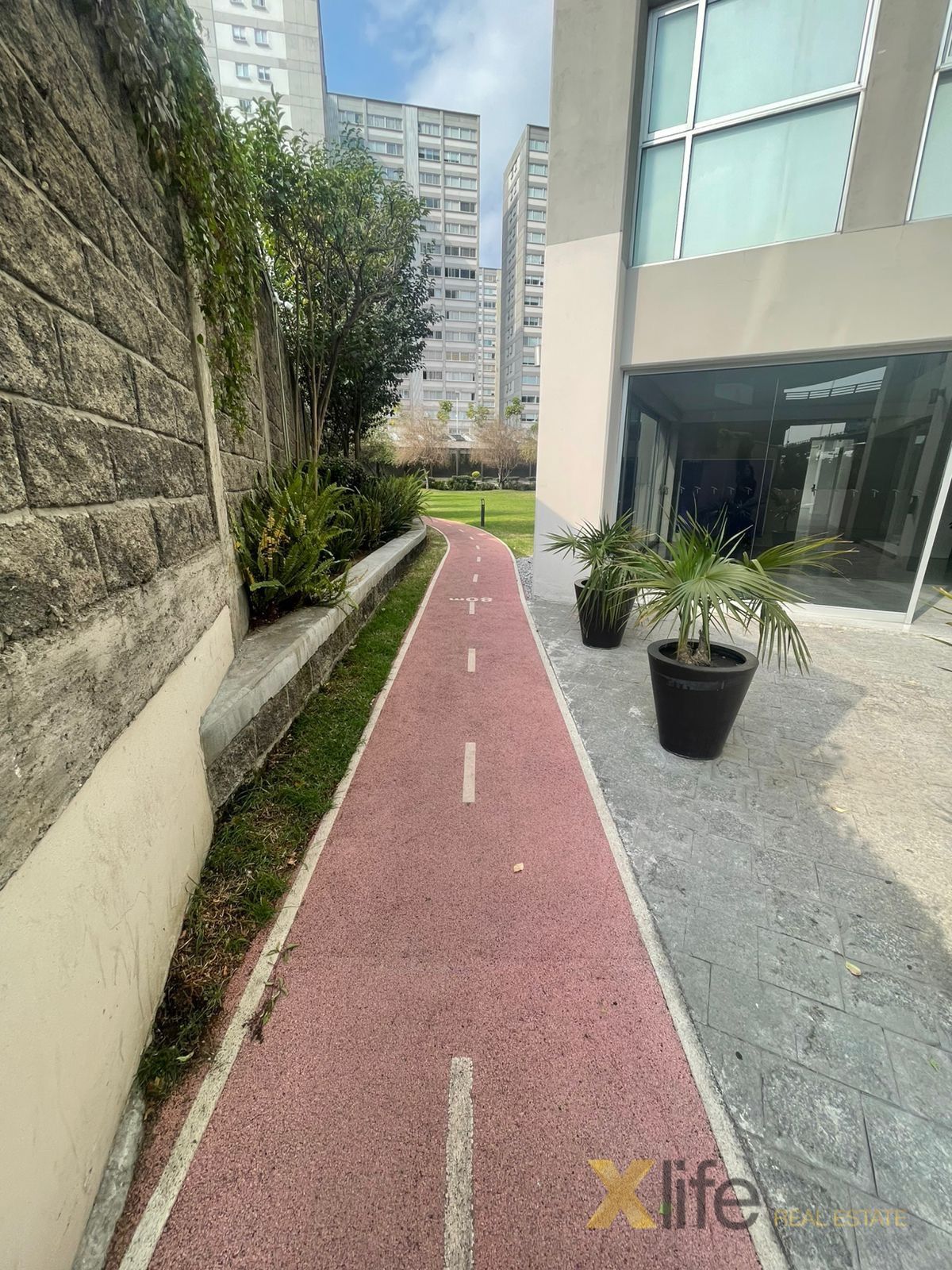 21 of 28: Amenidades: Pista