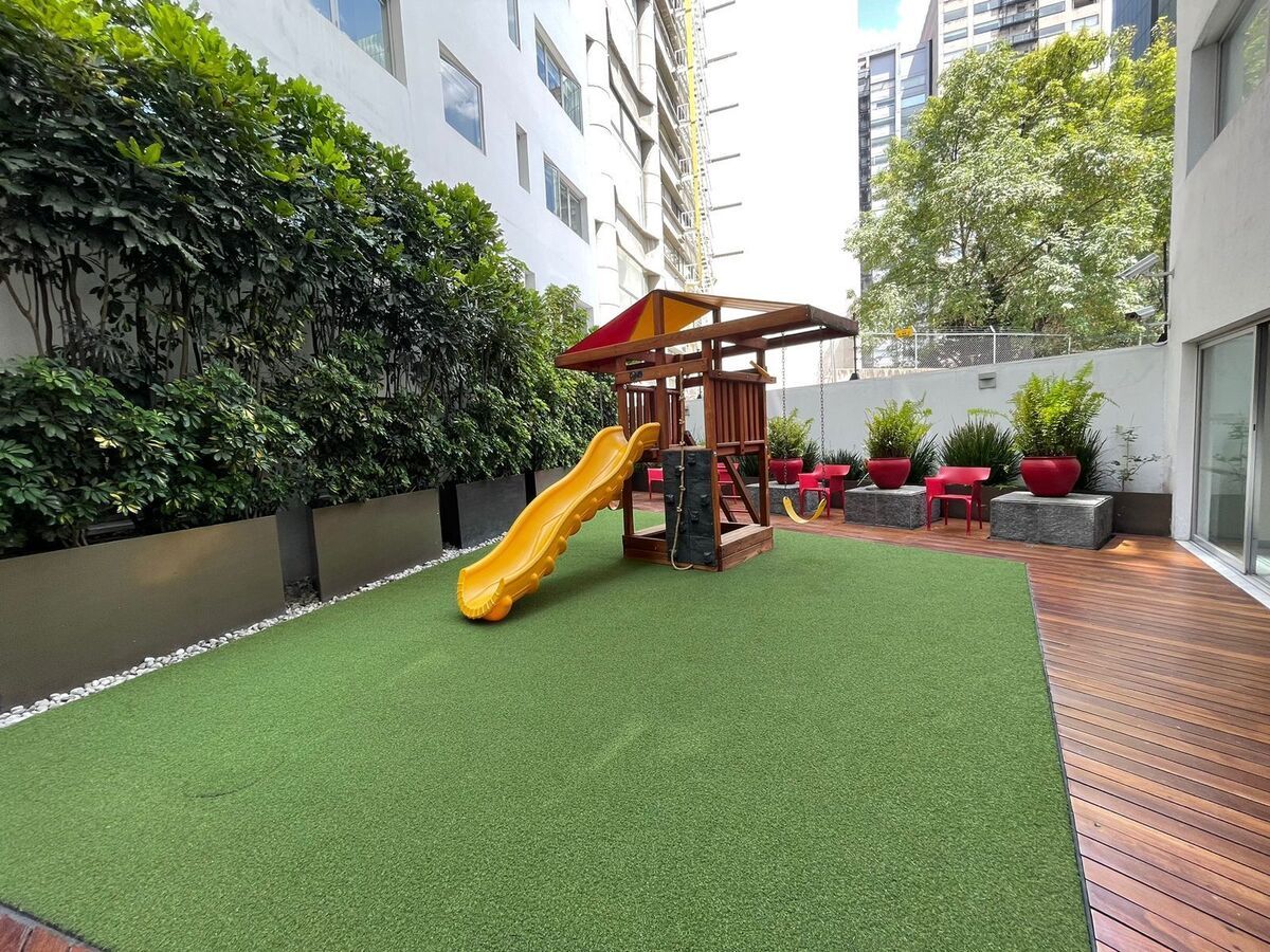 26 of 27: Patio de juegos