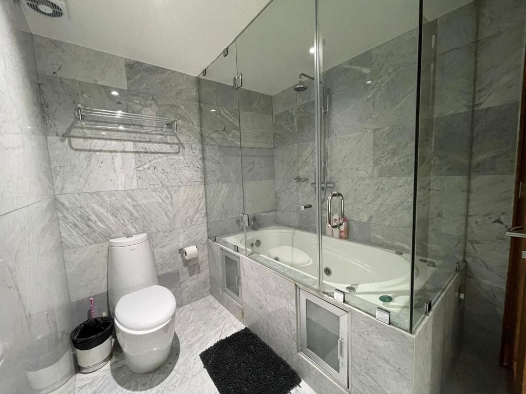 10 of 27: Baño Recámara Principal