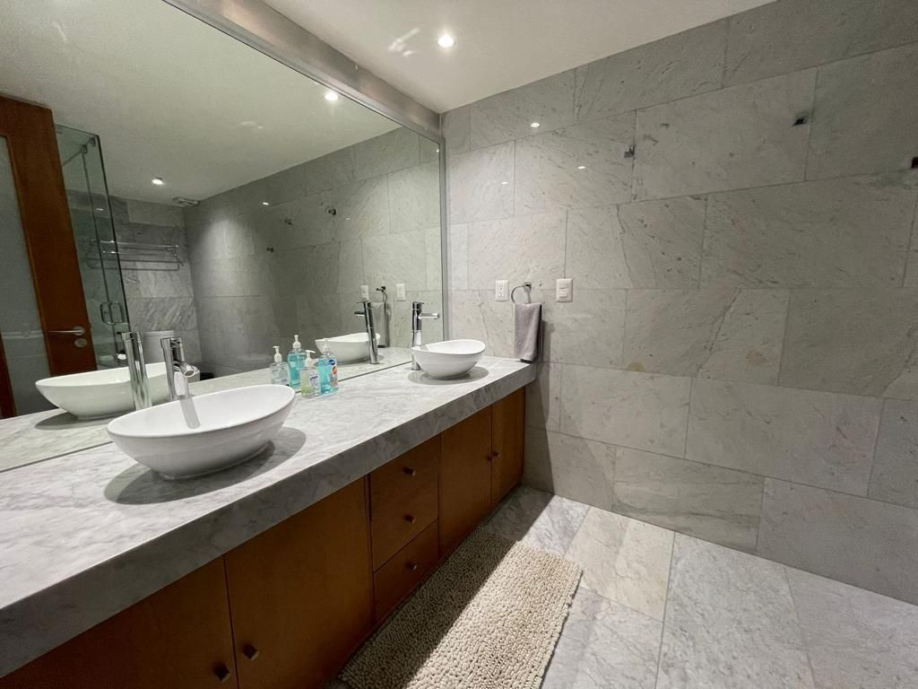 11 of 27: Baño recámara principal