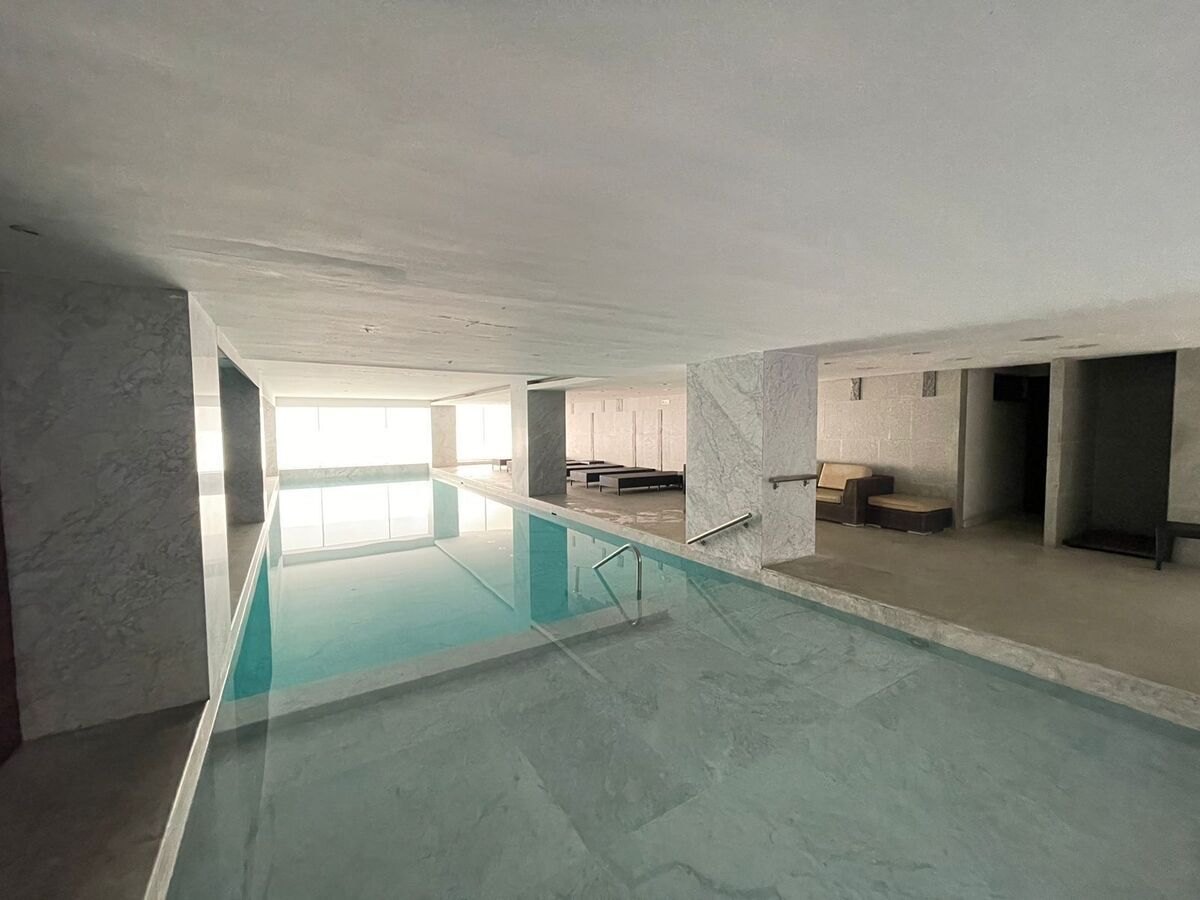 21 of 27: Alberca techada y climatizada