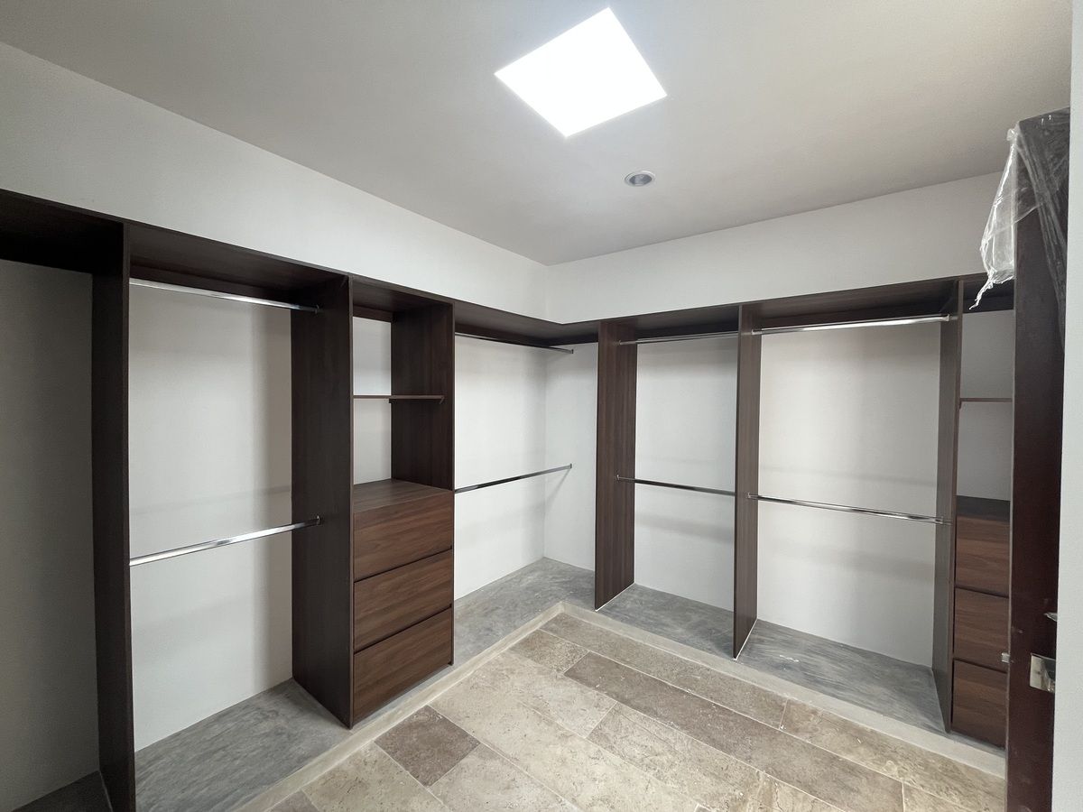 9 of 19: CLOSET VESTIDOR