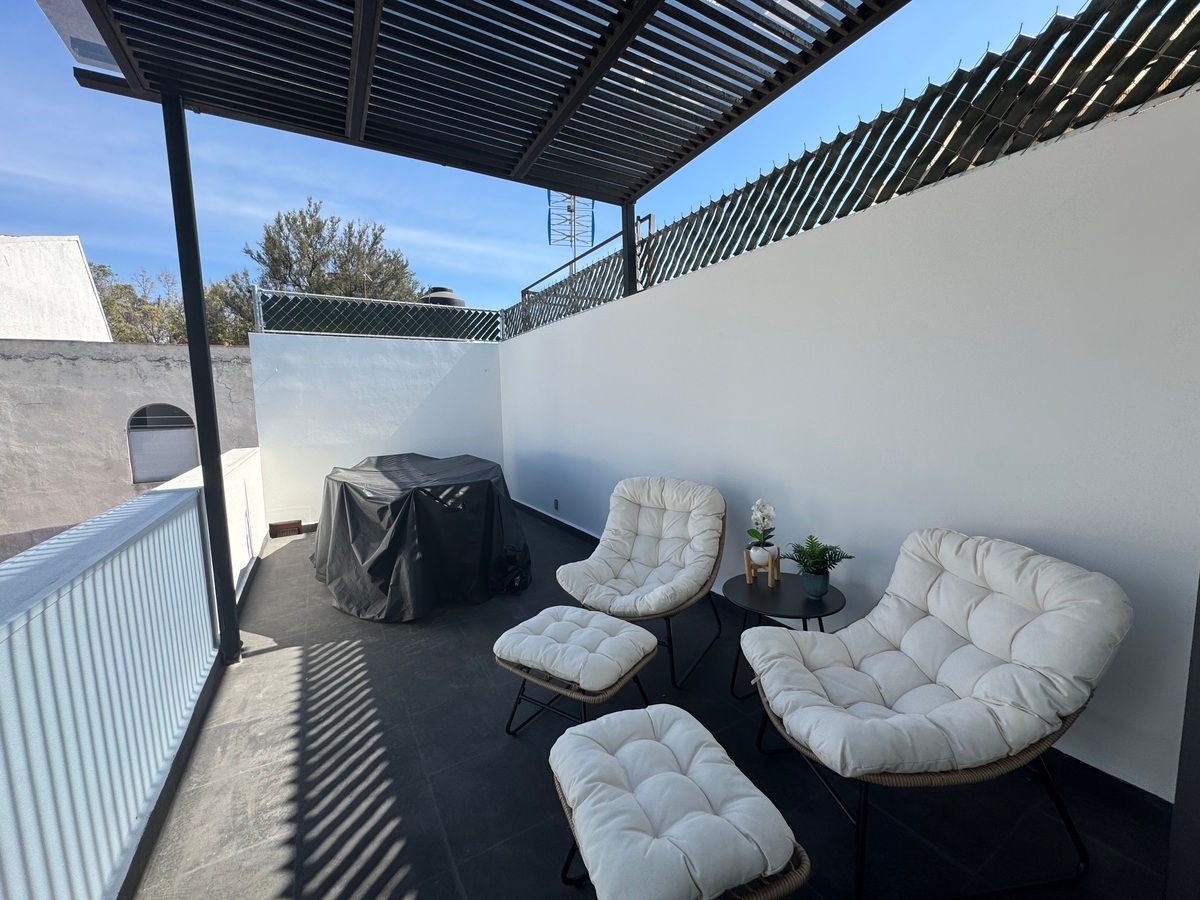 1 of 15: Terraza con pérgola