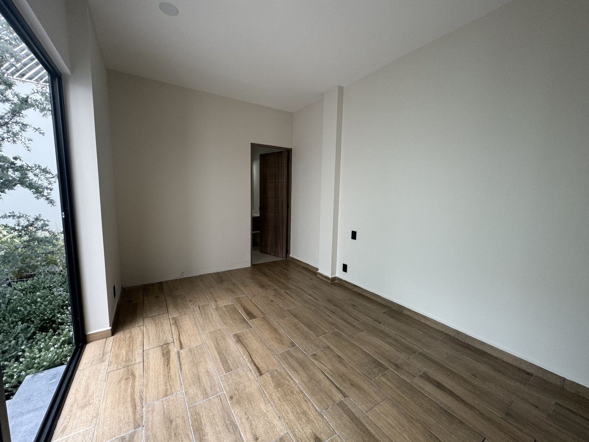 18 de 31: Recámara secundaria conectada a terraza