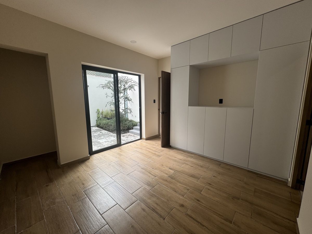 23 de 31: Recámara principal con clóset y baño completo