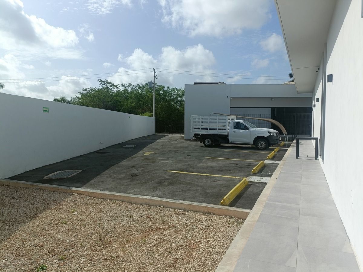 11 de 14: Acceso a proveedores, estacionamiento de atrás