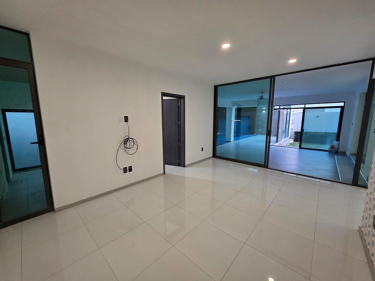 28 of 50: Sala de TV