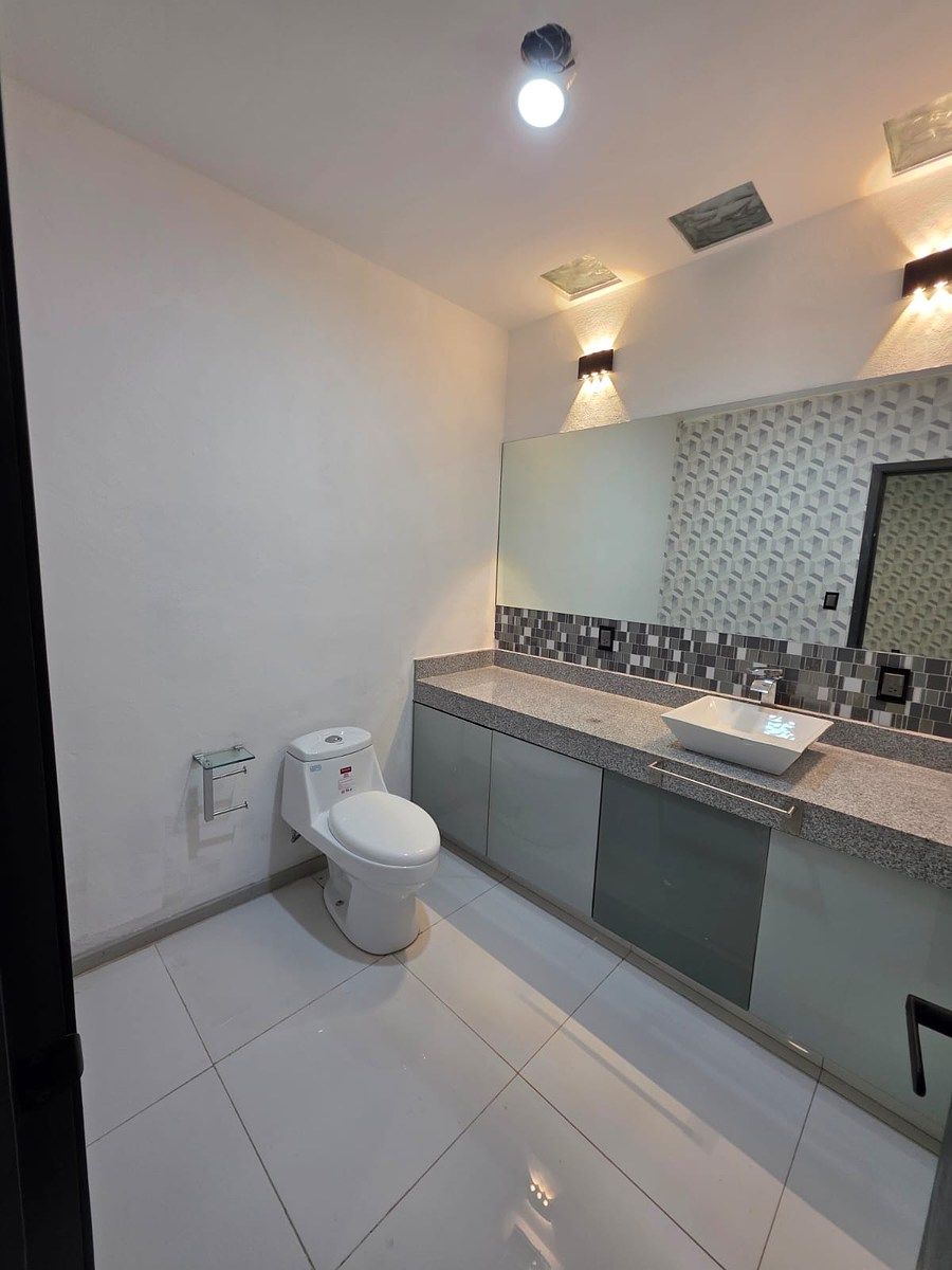 29 of 50: Medio baño en Sala de TV