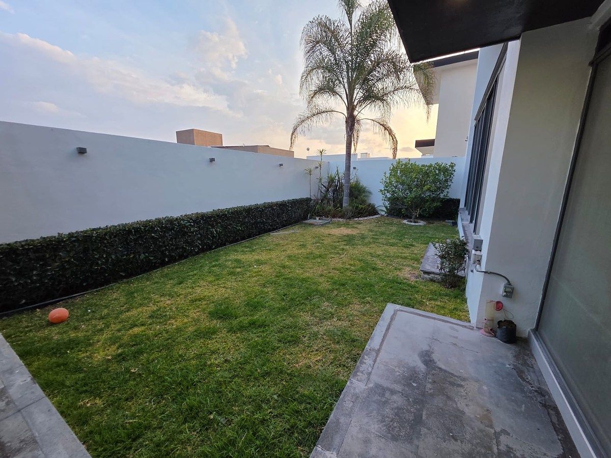 32 of 50: Amplio jardín