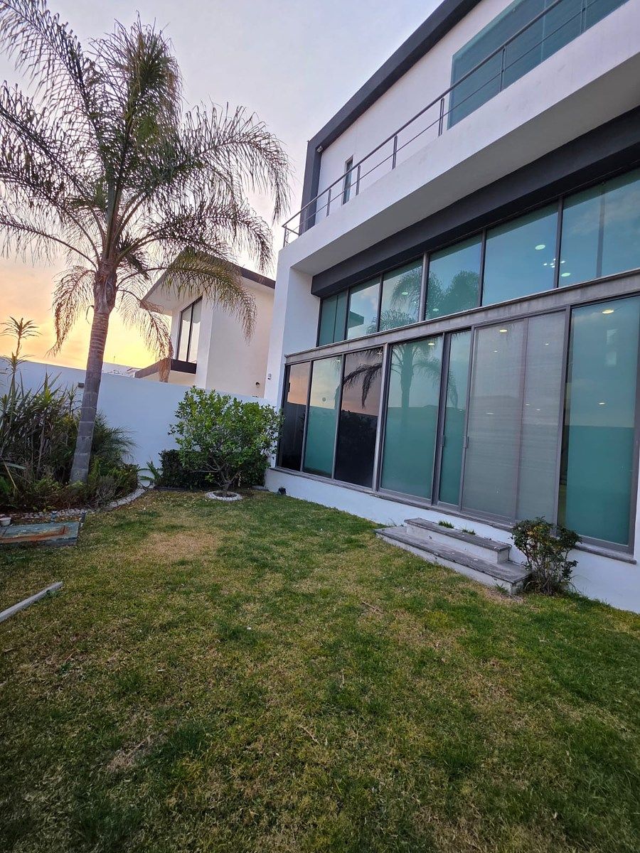 33 of 50: Amplio jardín