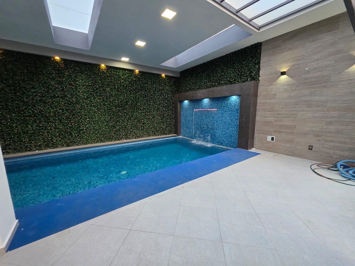 34 of 50: Gran alberca techada y climatizada