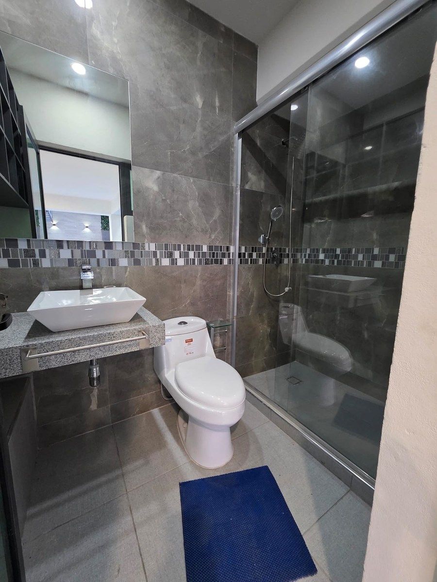 38 of 50: Baño completo en área social