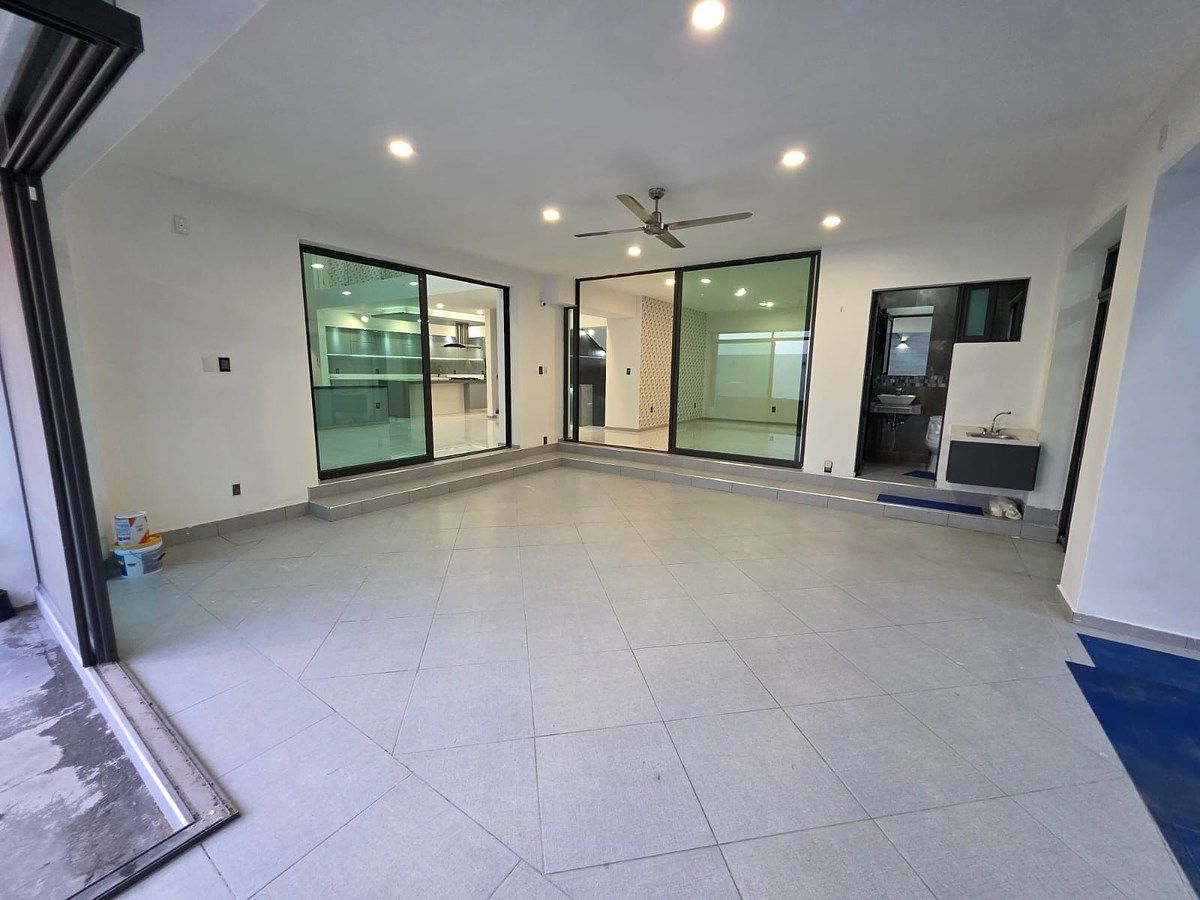 40 of 50: Terraza techada