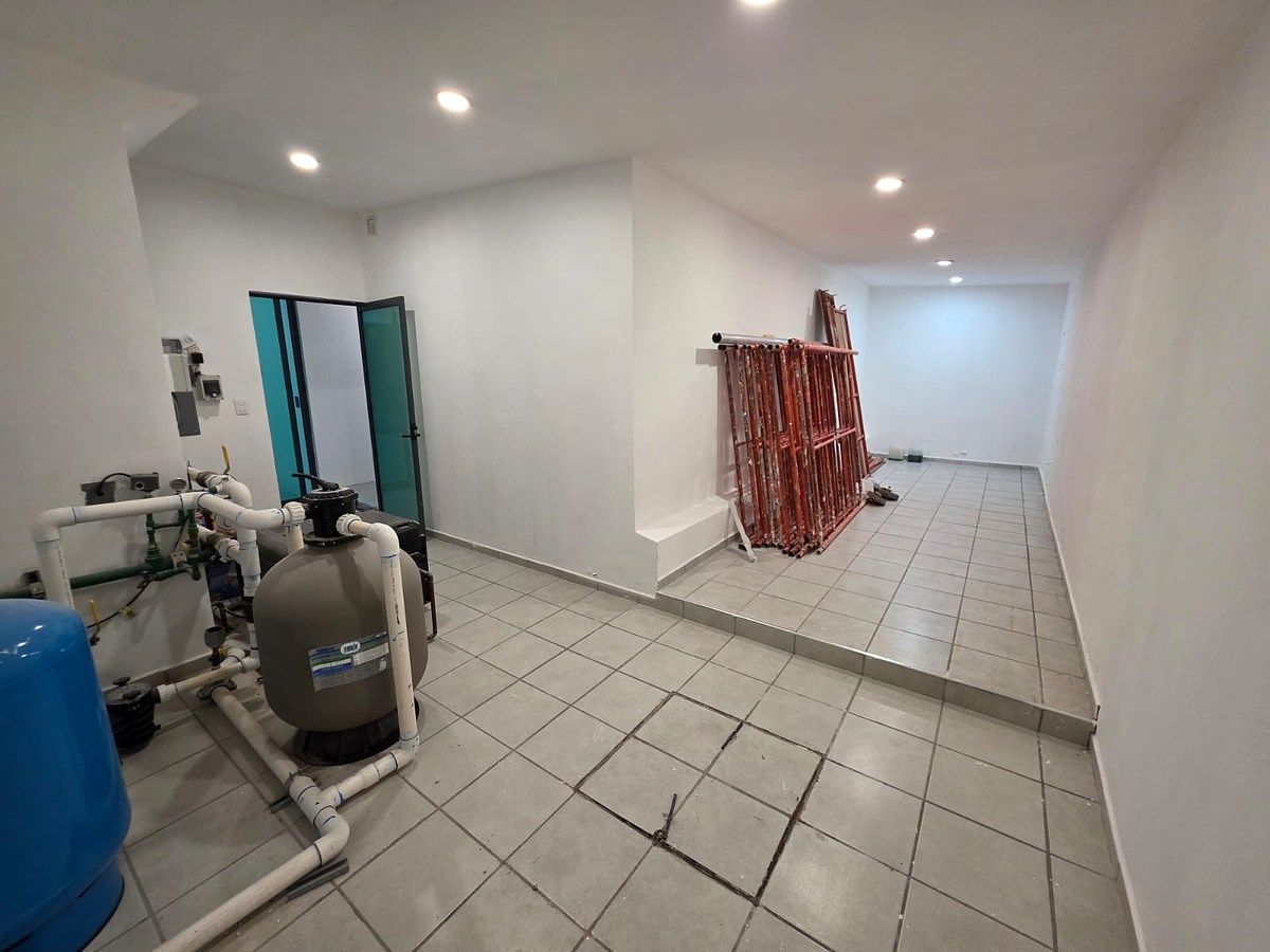 41 of 50: Enorme bodega