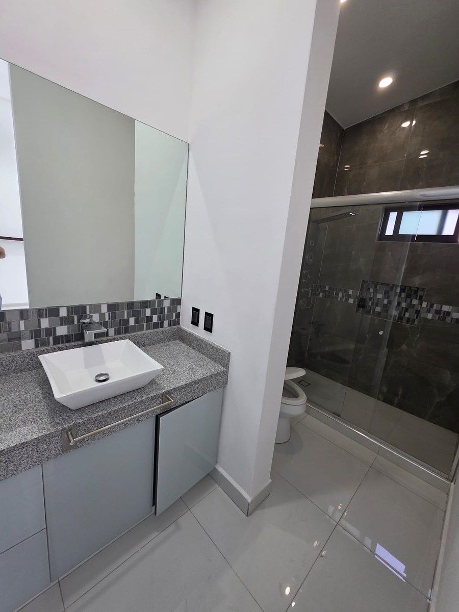 45 of 50: Baño Recámara 3