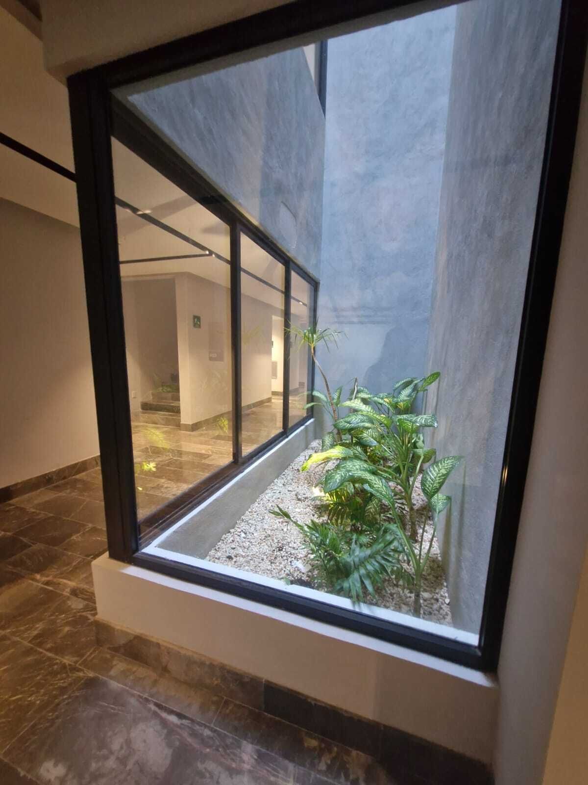 17 de 28: JARDINERA EN LOS PASILLOS