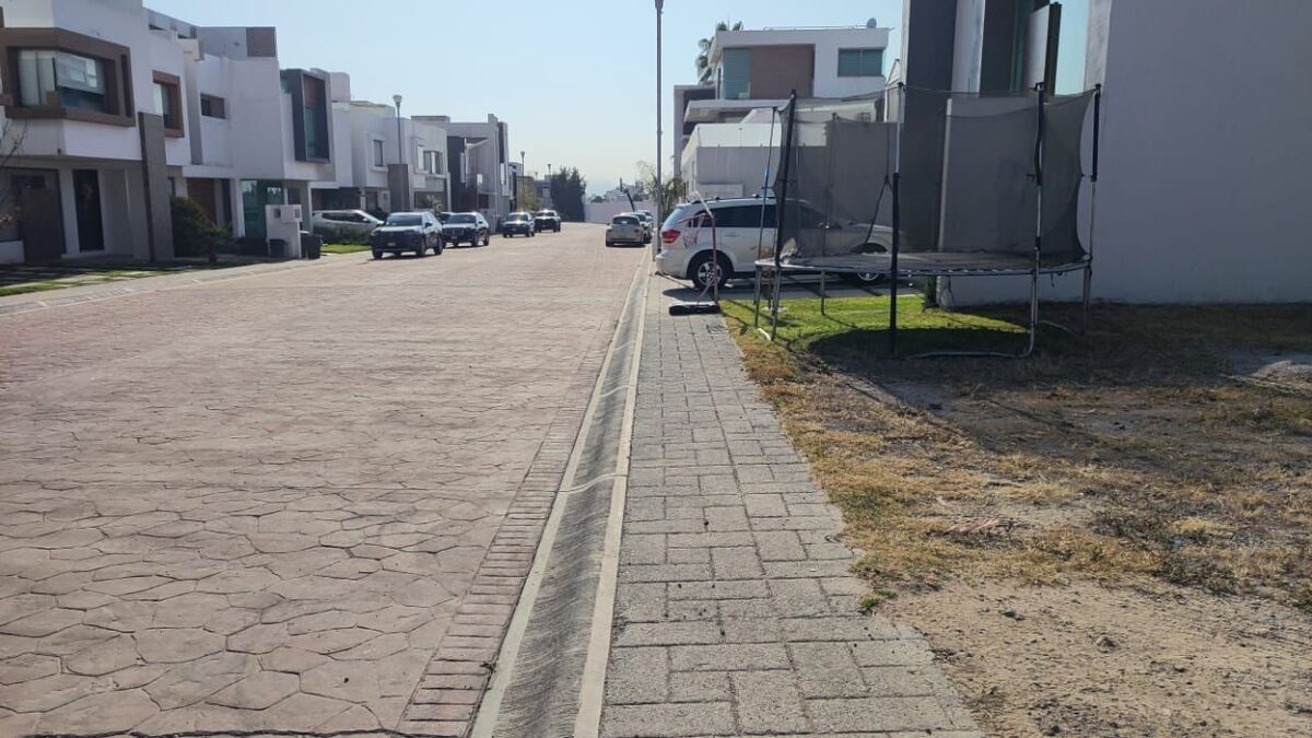 Calle de adoquín dónde se encuentra el terreno