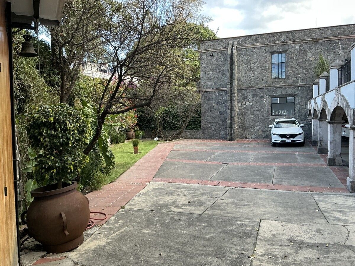 2 de 16: Jardín, patio y estacionamiento