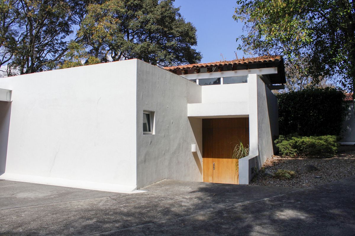 2 of 40: Fachada desde el Condominio