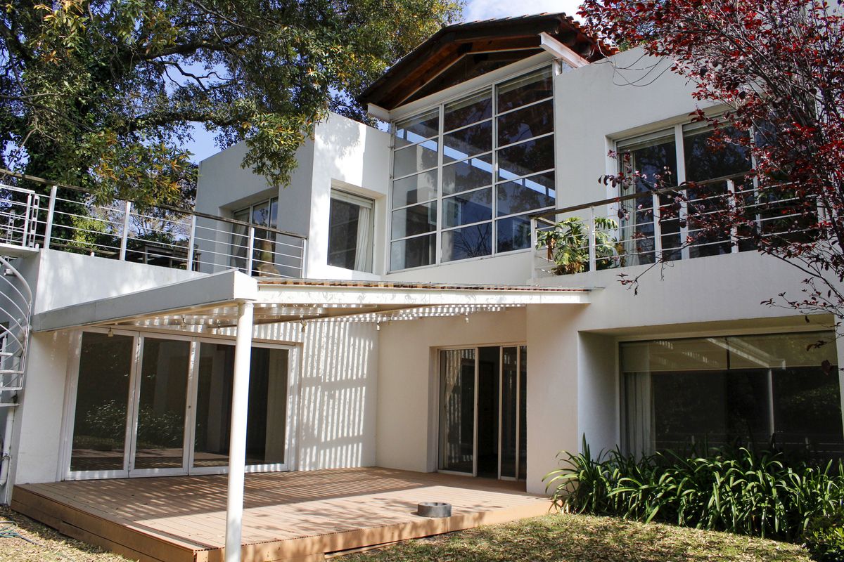 1 of 40: VIsta de la casa desde el jardín