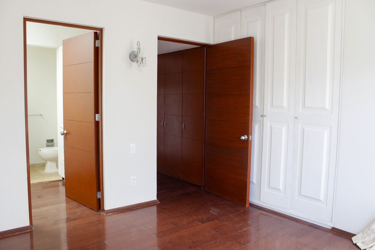 28 of 40: R2 con baño