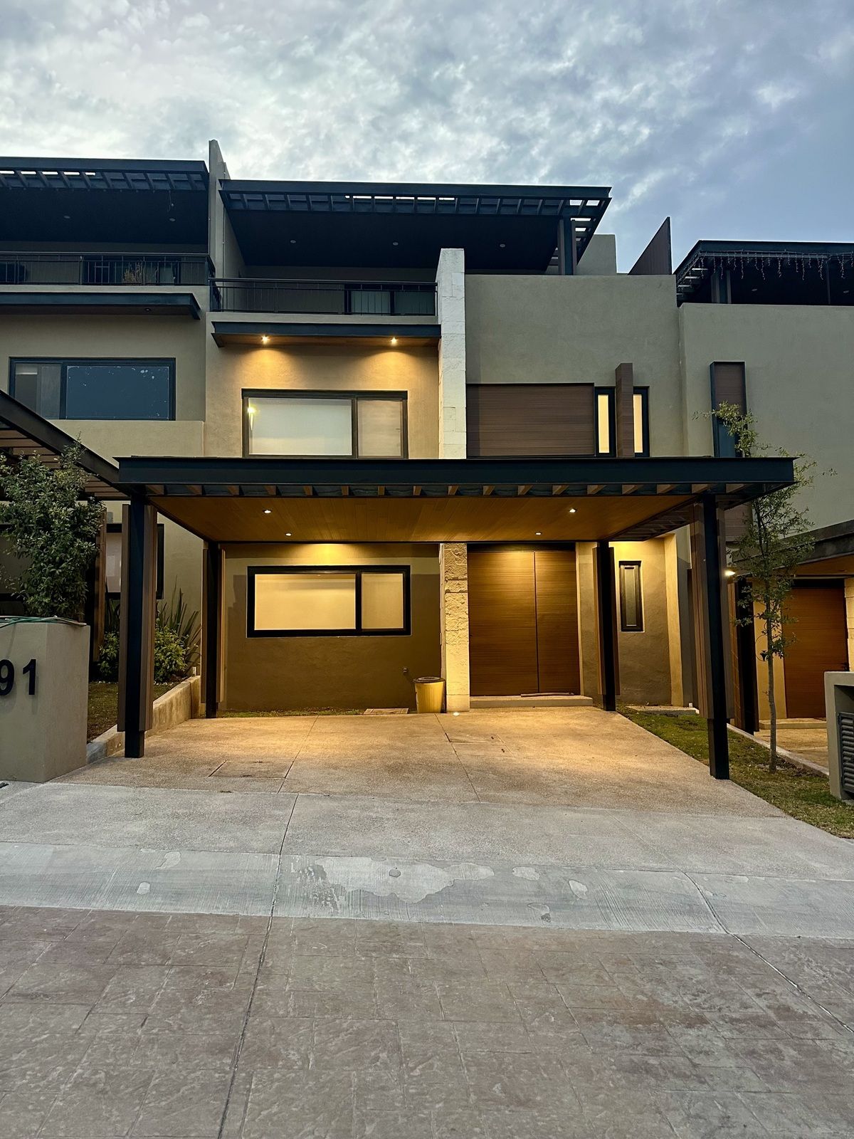 1 of 25: Fachada principal