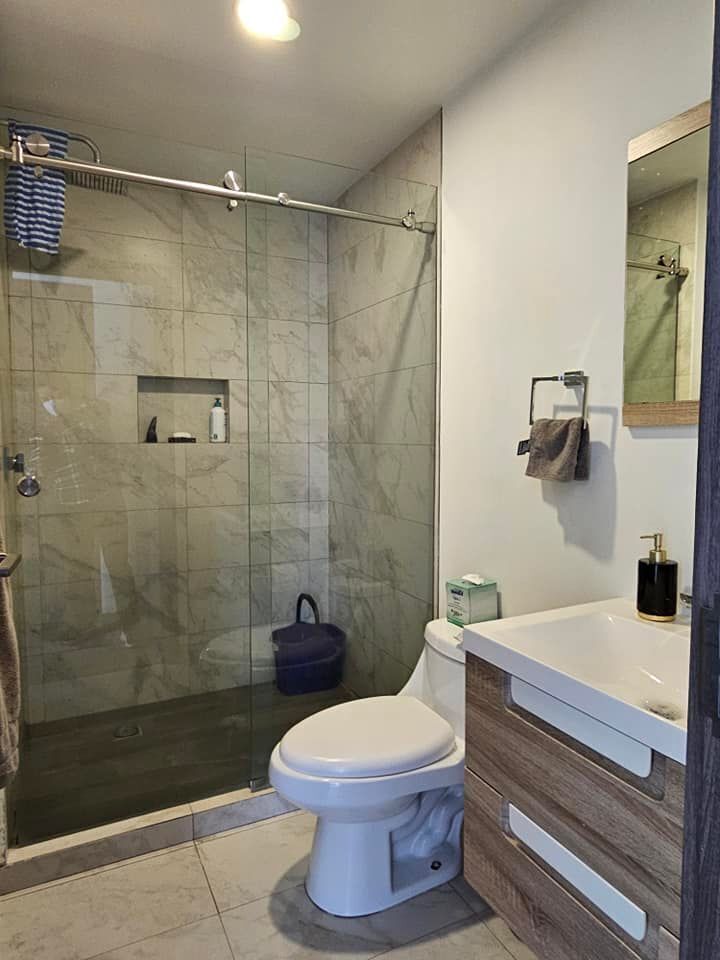 6 de 11: Baño con Cancel de Vidrio