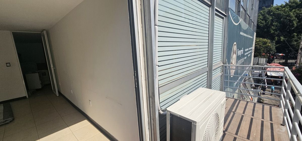 2 of 16: balcon en privado