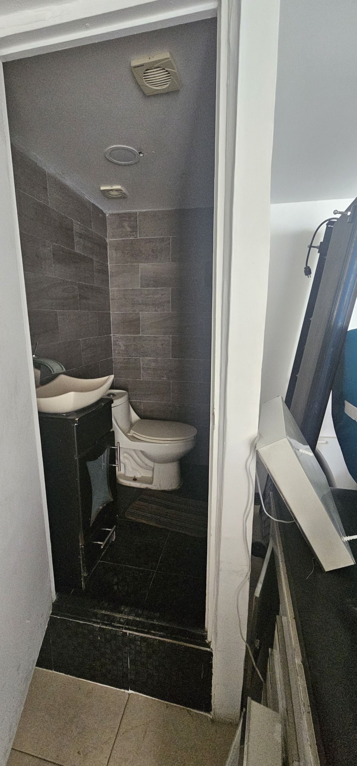 13 of 16: baño dentro de la oficina