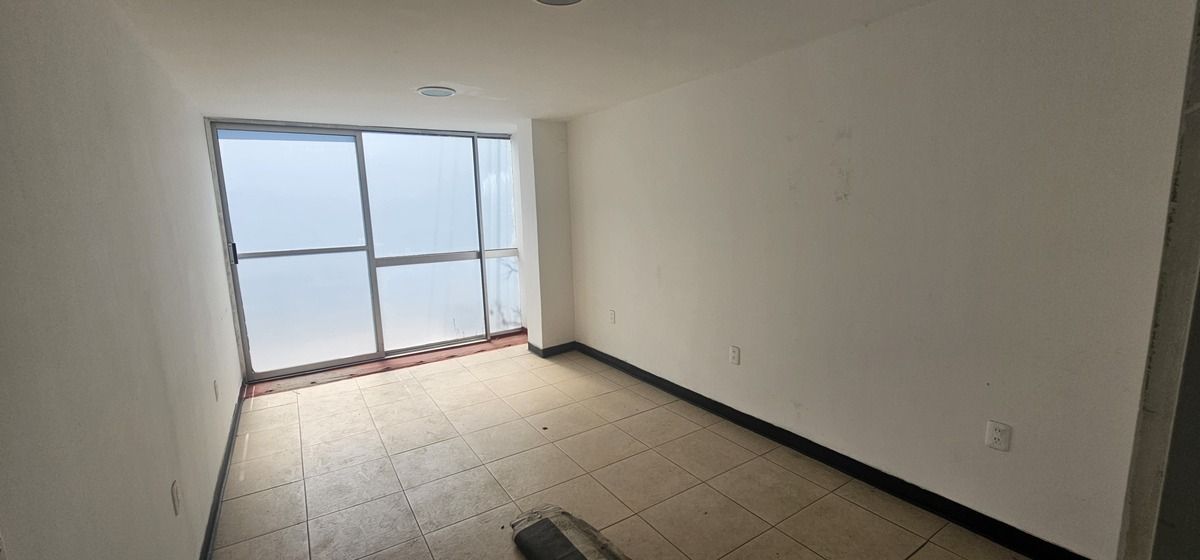 5 of 16: privado con balcon