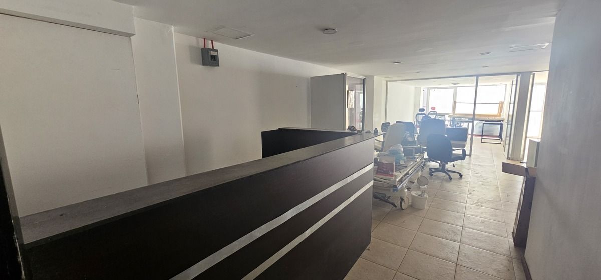 3 of 16: entrada a la oficina