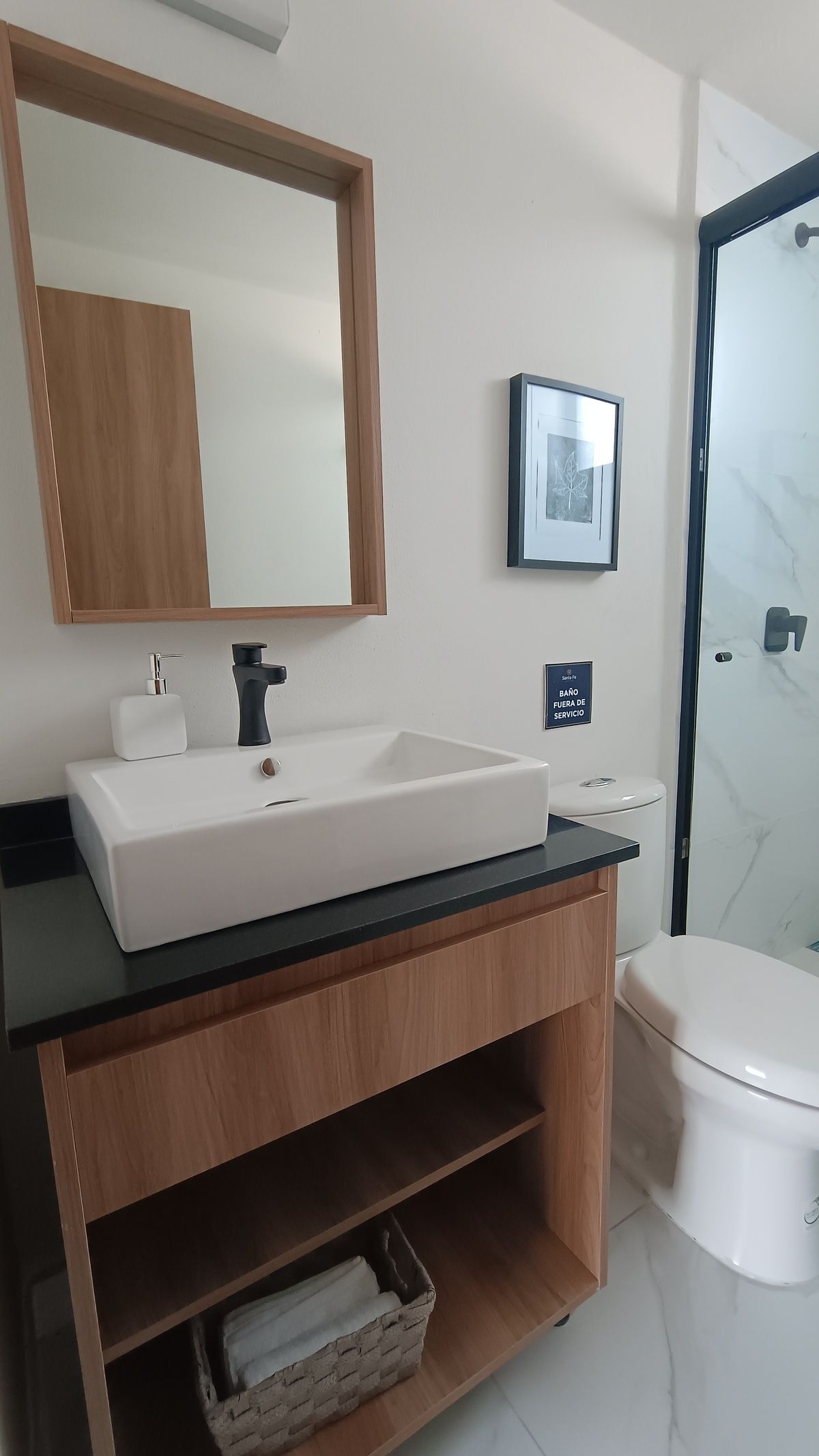 10 of 25: Baño recámara principal