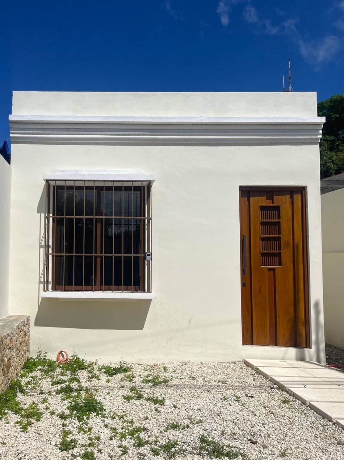 1 of 25: FACHADA