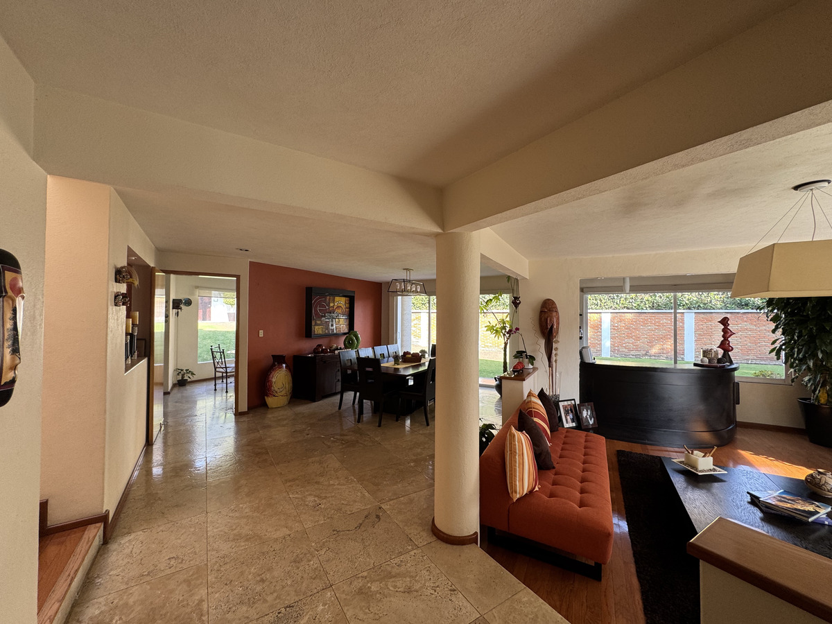 3 of 48: Acceso a la casa, vista de sala, mini bar y comedor