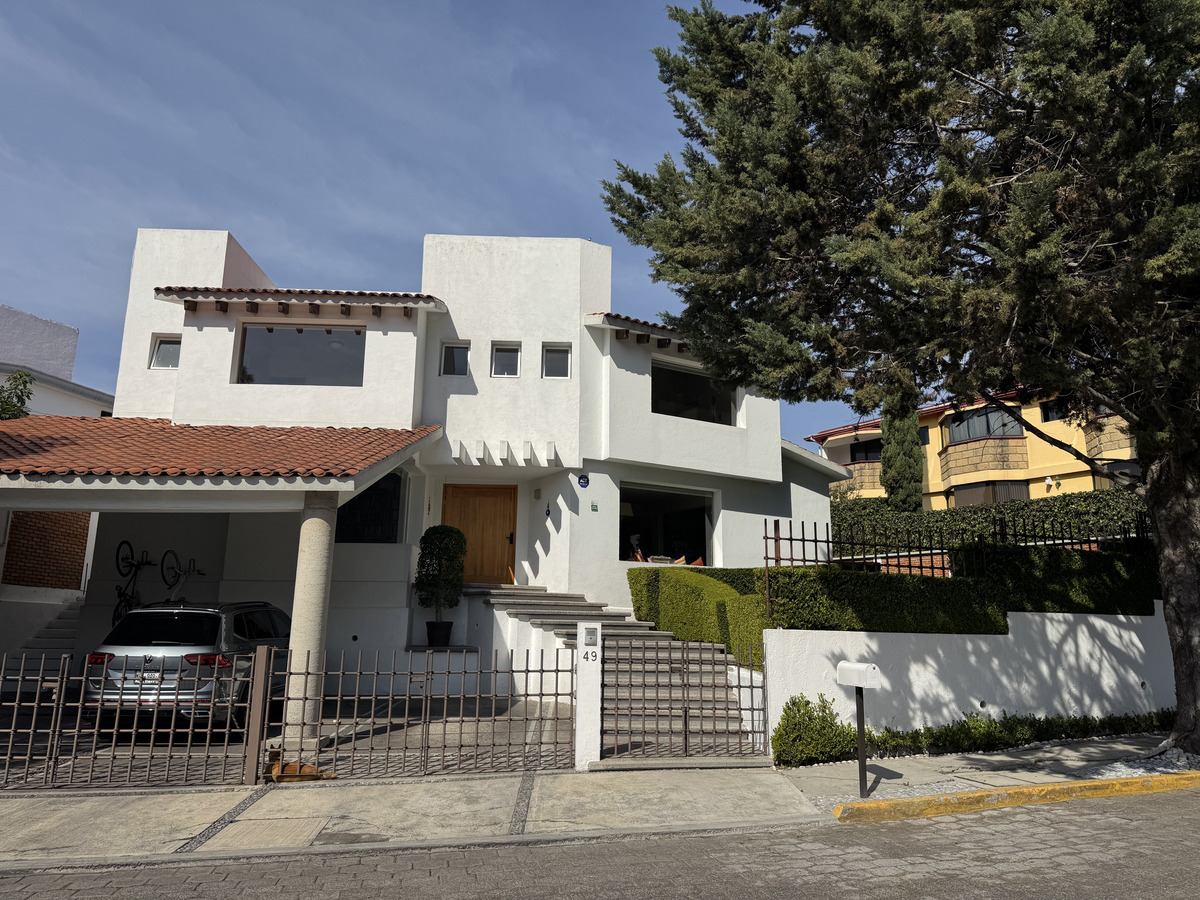 1 of 48: Foto del frente de la casa
