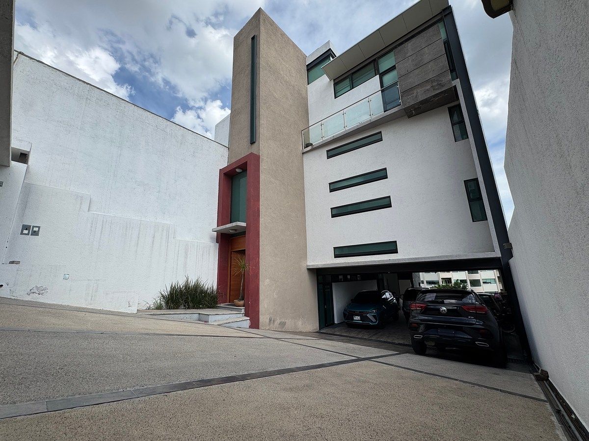 ‼️Sale of Luxury Building (house) with 9 Suites and a PH in Milenio III Queretaro, photo 1 of 38