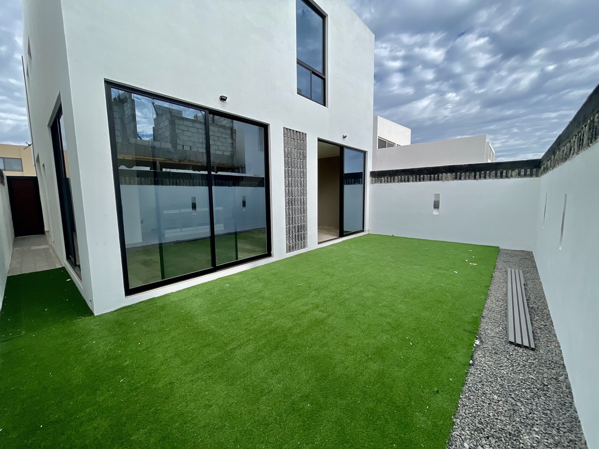 3 of 19: PATIO 40 m2