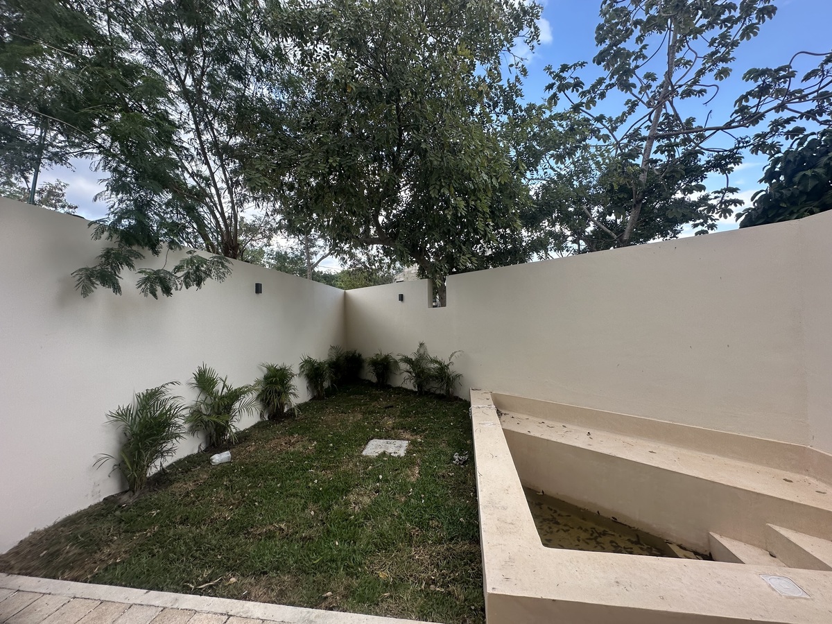 10 de 16: PATIO Y ALBERCA