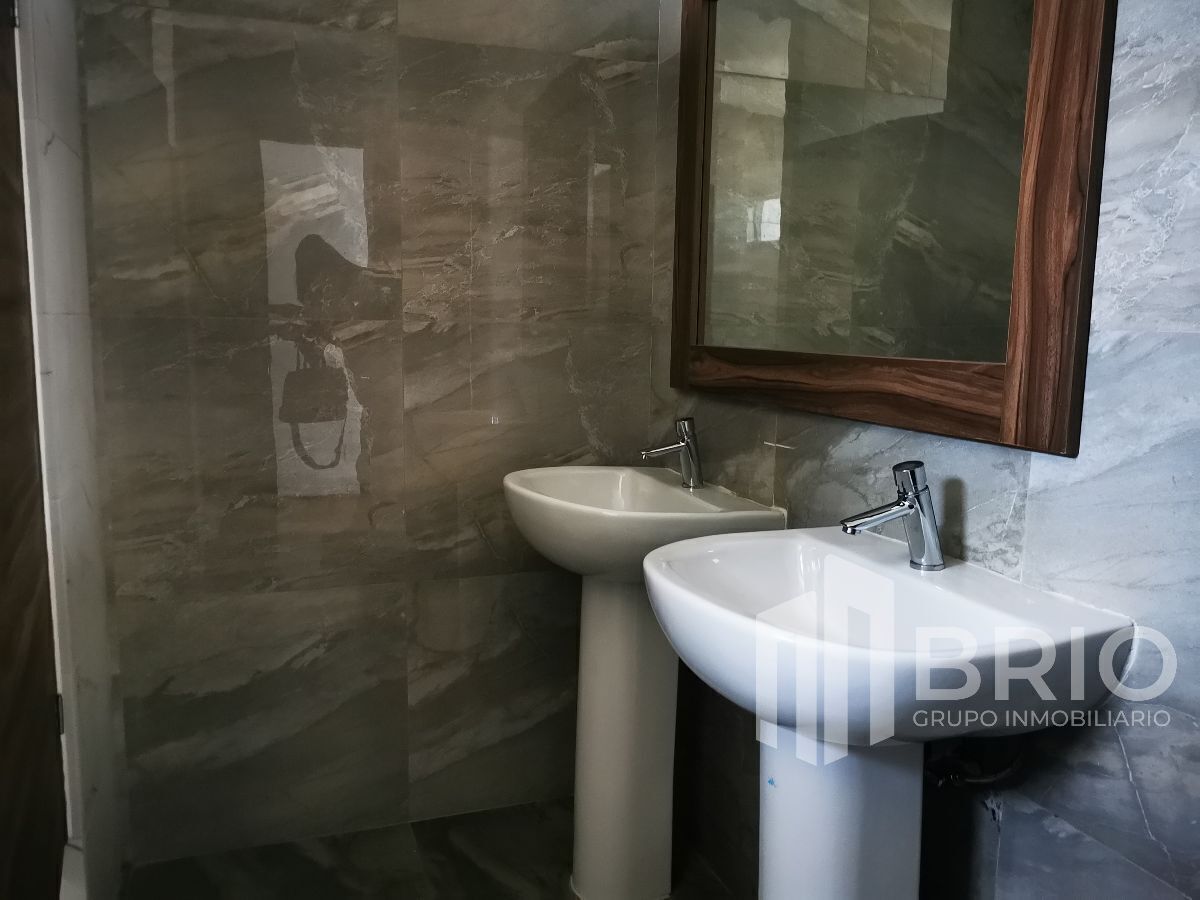 9 de 11: Sanitarios del piso