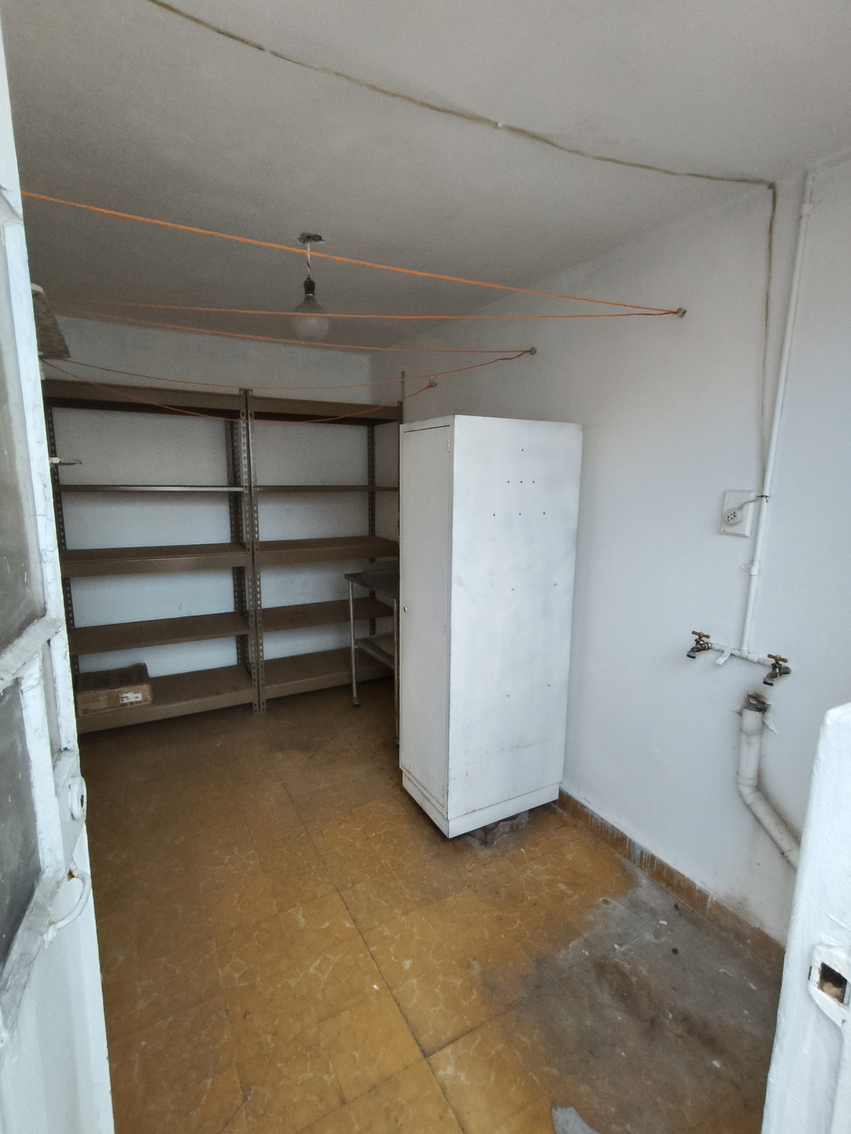 27 de 30: Cuarto de lavado y de servicio