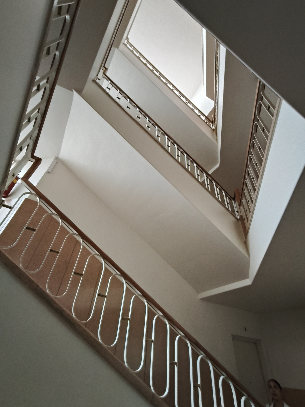 29 de 30: Escaleras con vista desde la planta baja