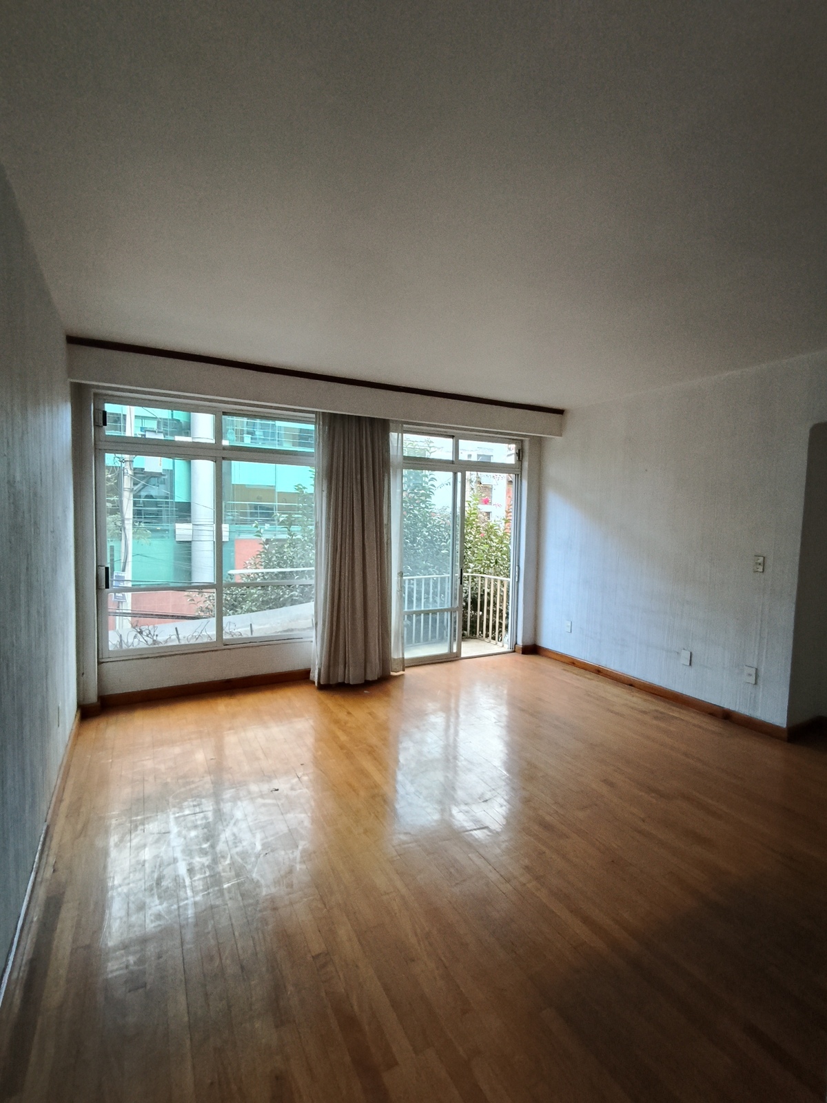 6 de 30: Sala con balcón