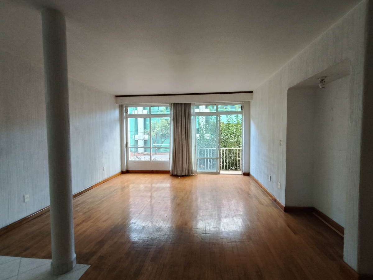 5 de 30: Sala con balcón