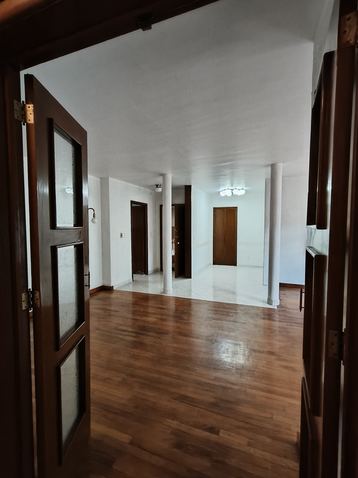 13 de 30: Vista desde pasillo recámaras a comedor y antecomedor